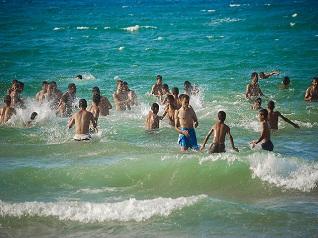 من تنظيم الجمعية الجزائرية للتبادل و الترفيه و تطوير سياحة المعوقين حركيا/ المعاقون حركيا بولاية الجلفة يستفيدون من مخيم صيفي بولاية بجاية