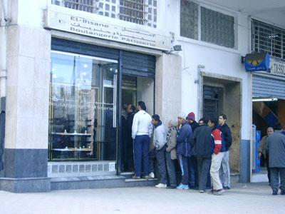 Les Constantinois essayent de survivre comme en temps de guerre                                    Pain rare, fruits et légumes à doses homéopathiques, lait de mauvaise qualité