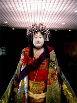 Un public tombé en admiration                                    PRESENTATION DU THEÂTRE BUNRAKU À ALGER