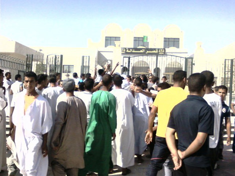 مواطنو اميه ونسة يتجمهورون أمام قصر العدالة بالوادي