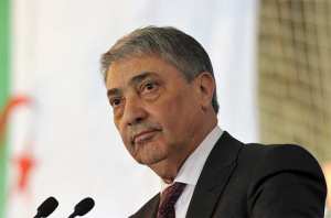 Benflis pointe un  délitement institutionnel généralisé