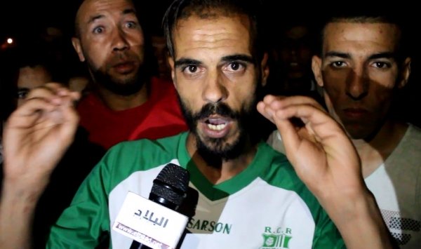 (صور) أنصار سريع غليزان يقطعون الطريق و يحتجون على ظلم الرابطة لفريقهم و إنزاله للقسم الثاني !!