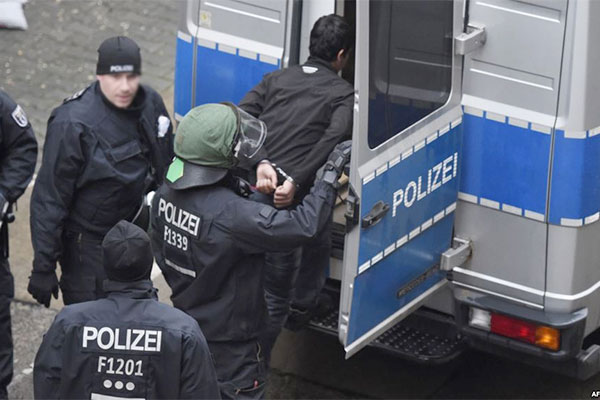 الشرطة الألمانية ترحل 