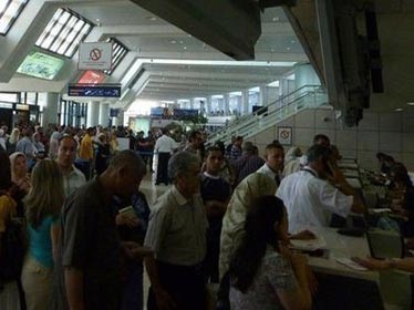 Benattalah découvre la galère des voyageurs dans les ports et aéroports d'Algérie