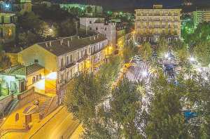 La ville sombre dans le noir