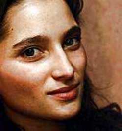 Nina Bouraoui : Une écrivaine tourmentée par son passé