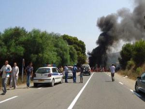Simple revendication : aménager la route de la commune                                    Les citoyens de la commune d'Aghbel à Tipaza bloquent le cortège d'Abdelmalek Sellal
