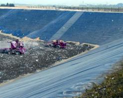 عطل بمركز الردم التقني ينذر بكارثة صحية بأربع بلديات في وهران                                    السكان يهددون بالخروج إلى الشارع بعد انبعاث روائح كريهة مدة 4 أشهر