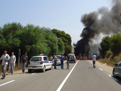 Simple revendication : aménager la route de la commune                                    Les citoyens de la commune d'Aghbel à Tipaza bloquent le cortège d'Abdelmalek Sellal