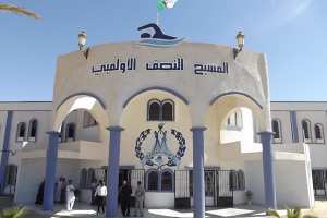 مسبح نصف أولمبي مغلق في عز الصيف بالمسيلة