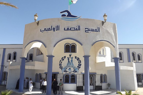 مسبح نصف أولمبي مغلق في عز الصيف بالمسيلة