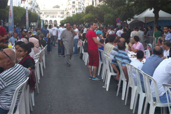 شباب ينظمّون إفطارا جماعيا في معقل قيادة 