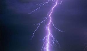 صاعقة تحرق منزلا بتاويالة بالأغواط