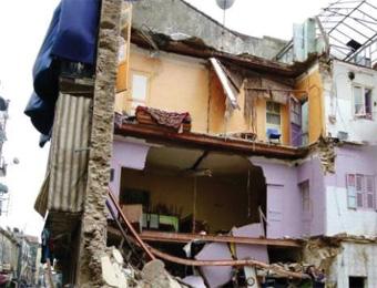 أمطار رعدية تهدد بانهيار 19 عمارة في سكيكدة                                    عائلات تفضل العراء والسلطات تتفرج