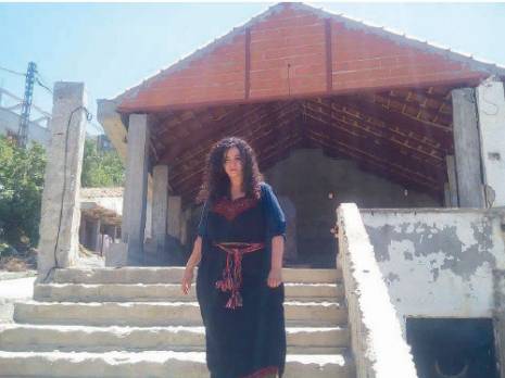 Nadia Matoub se recueille sur la tombe du Rebelle