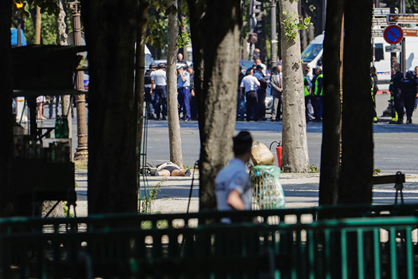 العثور على مخبأ أسلحة في منزل مهاجم الشانزيليزيه