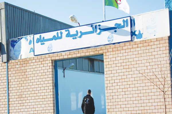 زبائن يقتحمون 