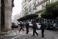 Une voiture endommagée                                    Un balcon s'effondre à la rue Abane-Ramdane