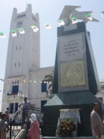 La stèle commémorative de toutes les contestations