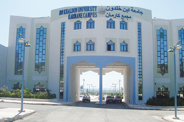 طلبة مقصون يحتجزون أساتذة وإداريين بجامعة تيارت!