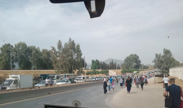 مواطنون عالقون على مستوى منطقة 