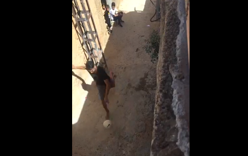 بالفيديو.. رياض محرز يداعب الكرة حافي القدمين بتلمسان