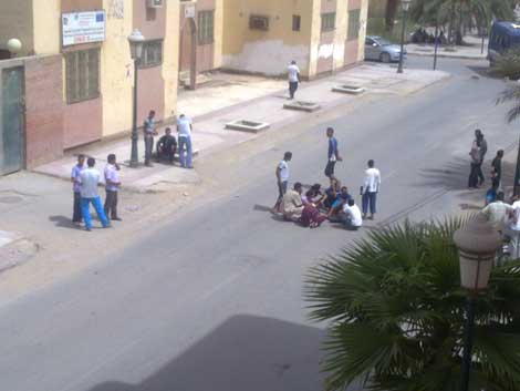 بطالون يقطعون الطريق بدروع بشرية بورقلة