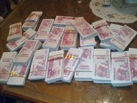 Des agresseurs qui ne manquent pas de pot                                    Ils découvrent dans le cabas volé plus d'un milliard