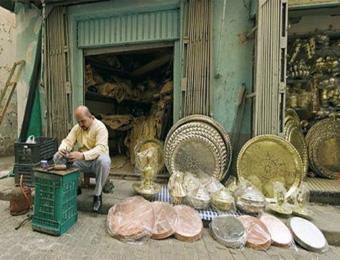 حرفيون يقرعون أجراس الإنذار في الأغواط                                    صناعات تقليدية تواجه خطر الاندثار