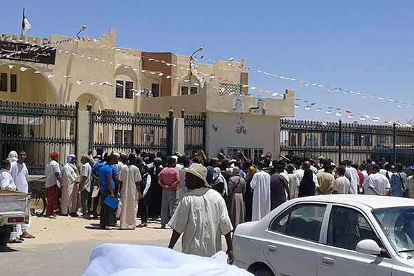 محتجون يغلقون مقر دائرة ورقلة