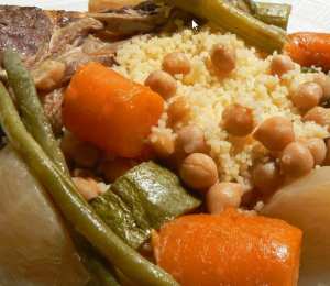 OUSCOUS MAROCAIN A LA VIANDE ET LEGUMES