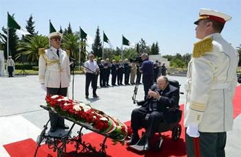 Le président Bouteflika se recueille à la mémoire des martyrs