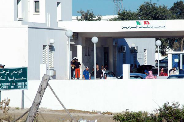 بطء الإجراءات يرهق مستعملي المعبر الحدودي الطالب العربي بالوادي