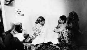 Hommage aux sages -femmes traditionnelles: les quablates.