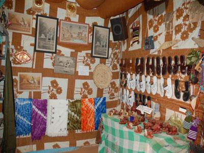 L'artisanat, reflet de l'authenticité du patrimoine targui plus que séculaire                                    Il représente une des facettes multiples de la richesse de l'extrême sud du pays