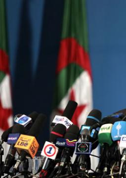 Le long silence radio                                    COMMUNICATION INSTITUTIONNELLE