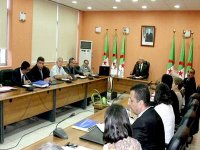 M. Ziari se réunit avec les acteurs de l'industrie pharmaceutique