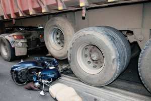 مصرع شابين إثر اصطدام دراجة نارية بشاحنة في تيبازة