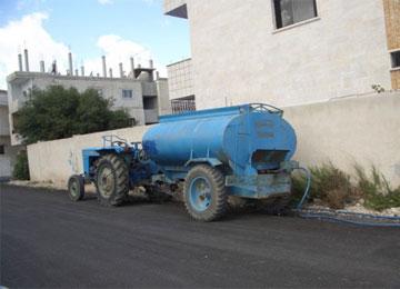 بطالون في الأغواط يحتجزون شاحنتين عملاقتين لنقل الوقود