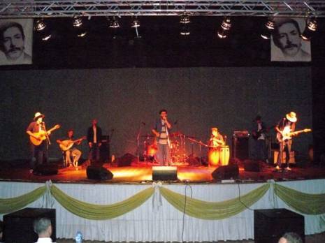 Azaris, élu meilleur groupe                                    Festival de la musique et de la chanson kabyles (Béjaïa)