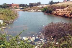 Un château d'eau déverse son contenu dans la nature