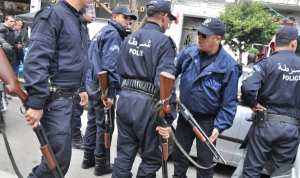 مصالح أمن سكيكدة تلقي القبض على مجرم خطير يمتهن السرقة بالعنف