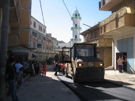 Lemroudj, les travaux de revêtement en béton bitumé sont en cours.