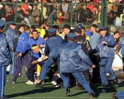 مدرب الموك يتلقى ضربا مبرحا بقسنطينة                                    تدخل لإنقاذ ياسف من أنصار غاضبين