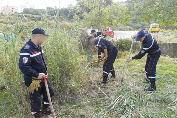 La population des Ouadhias honore les sapeurs-pompiers