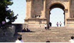 Constantine : monument aux morts : Un lieu de détente au c'ur de l'histoire