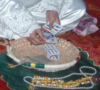 Quand le charlatanisme résiste à la modernité                                    RECOURS À LA VOYANCE ET À LA SORCELLERIE À TIZI OUZOU