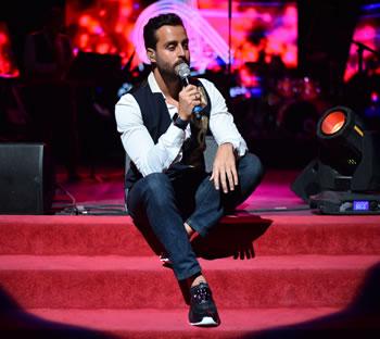 L'artiste complet à la voix magistrale