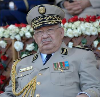 Le général rend hommage à ses troupes