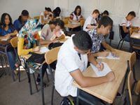 Ils dénoncent la surcharge des classes dans les lycées                                    Enseignants et parents d'élèves dans la rue